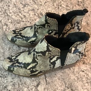 Dr.Scholls Womens snakeskin booties Sz 10